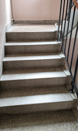 Treppenhaus nach der professionellen Reinigung